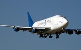 Máy bay Boeing 747-400 Dreamlifter rụng bánh khi cất cánh