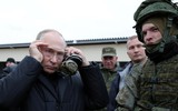 Ông Putin thử súng bắn tỉa huyền thoại Liên Xô SVD khi thị sát thao trường tân binh