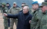 Ông Putin thử súng bắn tỉa huyền thoại Liên Xô SVD khi thị sát thao trường tân binh