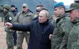 Ông Putin thử súng bắn tỉa huyền thoại Liên Xô SVD khi thị sát thao trường tân binh