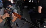 Ông Putin thử súng bắn tỉa huyền thoại Liên Xô SVD khi thị sát thao trường tân binh