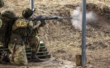 Ông Putin thử súng bắn tỉa huyền thoại Liên Xô SVD khi thị sát thao trường tân binh