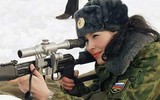 Ông Putin thử súng bắn tỉa huyền thoại Liên Xô SVD khi thị sát thao trường tân binh