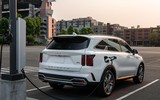 Kia Sorento hybrid ra mắt, giá chỉ từ 1,4 tỷ đồng