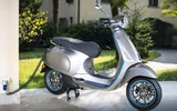 Cận cảnh xe điện Vespa Elettrica tại Việt Nam có thể chạy 100km mỗi lần sạc 