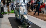 Cận cảnh xe điện Vespa Elettrica tại Việt Nam có thể chạy 100km mỗi lần sạc 