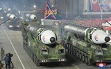 'Tên lửa quái vật' Hwasong-17 xuất hiện tại lễ duyệt binh trong đêm của Triều Tiên