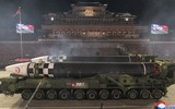 'Tên lửa quái vật' Hwasong-17 xuất hiện tại lễ duyệt binh trong đêm của Triều Tiên