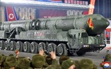 'Tên lửa quái vật' Hwasong-17 xuất hiện tại lễ duyệt binh trong đêm của Triều Tiên