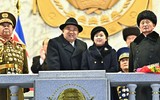 'Tên lửa quái vật' Hwasong-17 xuất hiện tại lễ duyệt binh trong đêm của Triều Tiên