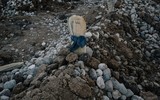 Hàng nghìn người muốn nhận nuôi bé gái với dây rốn dính mẹ ở động đất Syria