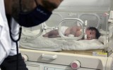 Hàng nghìn người muốn nhận nuôi bé gái với dây rốn dính mẹ ở động đất Syria