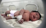 Hàng nghìn người muốn nhận nuôi bé gái với dây rốn dính mẹ ở động đất Syria