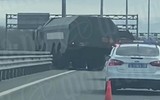 Xe mang phóng tên lửa Iskander Nga đâm sập dải phân cách