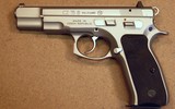 Tổng thống Czech tặng súng ngắn CZ 75 mạ vàng cho Tổng thống Zelensky
