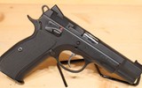 Tổng thống Czech tặng súng ngắn CZ 75 mạ vàng cho Tổng thống Zelensky
