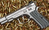 Tổng thống Czech tặng súng ngắn CZ 75 mạ vàng cho Tổng thống Zelensky