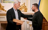 Tổng thống Czech tặng súng ngắn CZ 75 mạ vàng cho Tổng thống Zelensky