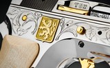 Tổng thống Czech tặng súng ngắn CZ 75 mạ vàng cho Tổng thống Zelensky