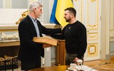 Tổng thống Czech tặng súng ngắn CZ 75 mạ vàng cho Tổng thống Zelensky