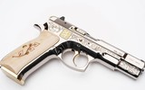 Tổng thống Czech tặng súng ngắn CZ 75 mạ vàng cho Tổng thống Zelensky