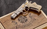 Tổng thống Czech tặng súng ngắn CZ 75 mạ vàng cho Tổng thống Zelensky