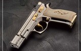 Tổng thống Czech tặng súng ngắn CZ 75 mạ vàng cho Tổng thống Zelensky