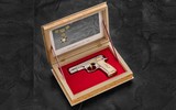 Tổng thống Czech tặng súng ngắn CZ 75 mạ vàng cho Tổng thống Zelensky