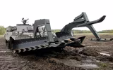 Thiết giáp phá mìn đặc biệt Leopard 2R 'thúc thủ' trước hỏa lực Nga