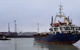 Sau khi chiến hạm bắn cảnh cáo, trực thăng Ka-29 Nga liền đổ bộ lên tàu hàng trên biển Đen