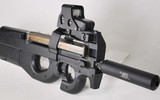 Súng tiểu liên xuyên giáp FN P90 có gì đặc biệt?