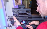 Súng tiểu liên xuyên giáp FN P90 có gì đặc biệt?