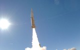 Khoảnh khắc loạt đạn chùm từ tên lửa ATACMS rơi xuống bãi biển Crimea đông người
