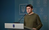Khoảnh khắc loạt đạn chùm từ tên lửa ATACMS rơi xuống bãi biển Crimea đông người