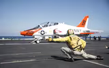 Mỹ hoãn việc thay thế huấn luyện cơ T-45 Goshawk trên tàu sân bay