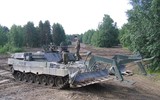 Drone Nga tập kích xe phá mìn Leopard 2R cực hiếm của Ukraine