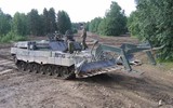 Drone Nga tập kích xe phá mìn Leopard 2R cực hiếm của Ukraine