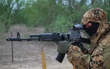 Chiến sĩ QĐND Việt Nam trang bị súng AK-74M duyệt binh ở Quảng trường Đỏ
