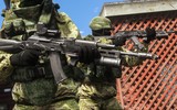 Chiến sĩ QĐND Việt Nam trang bị súng AK-74M duyệt binh ở Quảng trường Đỏ