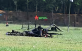 Chiến sĩ QĐND Việt Nam trang bị súng AK-74M duyệt binh ở Quảng trường Đỏ