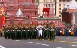 Chiến sĩ QĐND Việt Nam trang bị súng AK-74M duyệt binh ở Quảng trường Đỏ