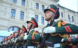 Chiến sĩ QĐND Việt Nam trang bị súng AK-74M duyệt binh ở Quảng trường Đỏ