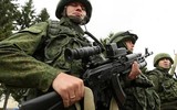 Chiến sĩ QĐND Việt Nam trang bị súng AK-74M duyệt binh ở Quảng trường Đỏ