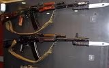Chiến sĩ QĐND Việt Nam trang bị súng AK-74M duyệt binh ở Quảng trường Đỏ