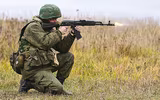 Chiến sĩ QĐND Việt Nam trang bị súng AK-74M duyệt binh ở Quảng trường Đỏ