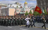 Chiến sĩ QĐND Việt Nam trang bị súng AK-74M duyệt binh ở Quảng trường Đỏ