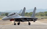 Tiêm kích Su-30 Malaysia biểu diễn tuyệt kỹ 'lá vàng rơi'