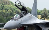 Tiêm kích Su-30 Malaysia biểu diễn tuyệt kỹ 'lá vàng rơi'
