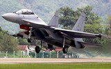 Tiêm kích Su-30 Malaysia biểu diễn tuyệt kỹ 'lá vàng rơi'