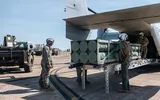 Thủy quân lục chiến Mỹ trình diễn khả năng vận tải 'hỏa thần' HIMARS bằng máy bay MV-22B 